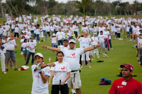 Esteban Toledo dirige el calentamiento del clinic celebrado en Mayakoba.