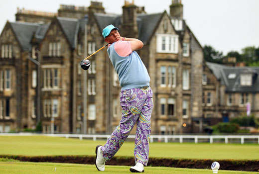 John Daly pega su golpe de salida en el tee del hoyo 2 del Old Course.