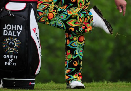 No ha debido tener nada fácil hoy Álvaro Quirós mantener la concentración con los pantalones que llevaba John Daly.