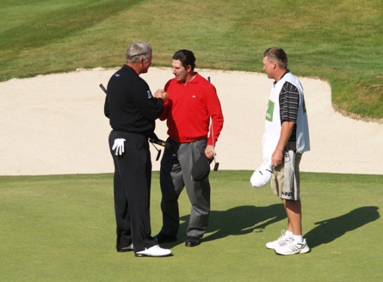 José María Olazábal felicita cariñosamente a Darren Clarke tras su victoria en Pula.