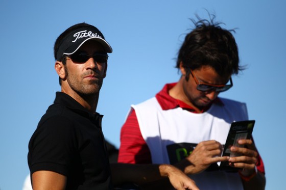 Eduardo de la Riva, junto a Álex Larrazábal que chequea sus notas.