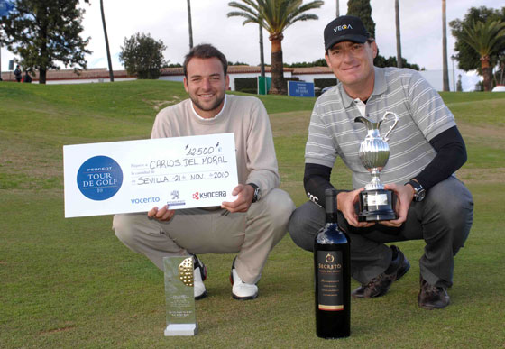 Carlos del Moral, ganador de la Final, y Álvaro Salto, vencedor del Orden de Mérito, posan con sus respectivos trofeos. Luis Corralo.