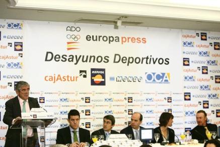 El presidente de la Federación Española de Golf, Gonzaga Escauriaza se dirige a los presentes al desayuno.