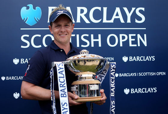 Luke Donald posa con el trofeo de ganador del Barclays Open de Escocia en Castle Stuart.