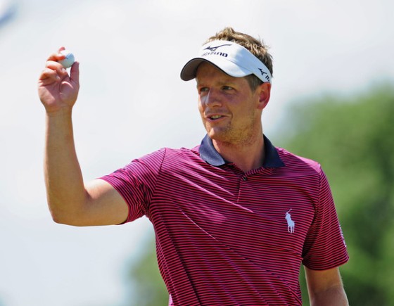 Luke Donald saluda al público durante la última ronda del Madrid Masters.