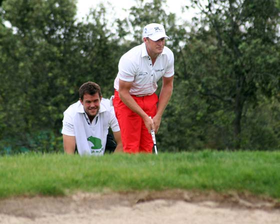 Jamie Donaldson analiza el putt en el hoyo 9 de la Real Sociedad Hípica.
