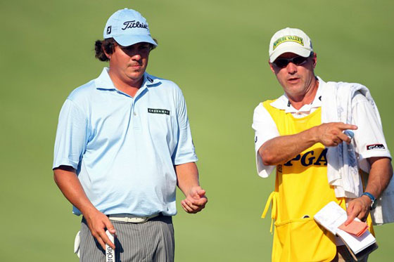Jason Dufner habla con su caddie Kevin Baile durante la ronda de ayer en Atlanta.