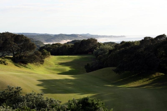 Vista de la calle del hoyo 9 del East London Golf Club de Sudáfrica.