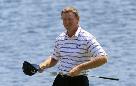 Ernie Els saluda al público tras confirmarse su victoria en Bay Hill.