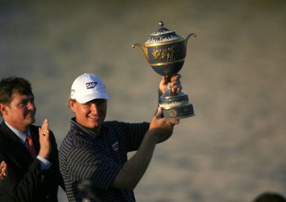 Ernie Els posa con el trofeo de campeón en Doral el año pasado.