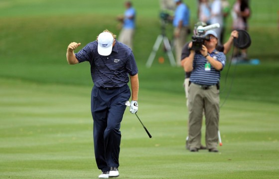 Ernie Els responde a la ovación del público durante la última ronda en Bay Hill.