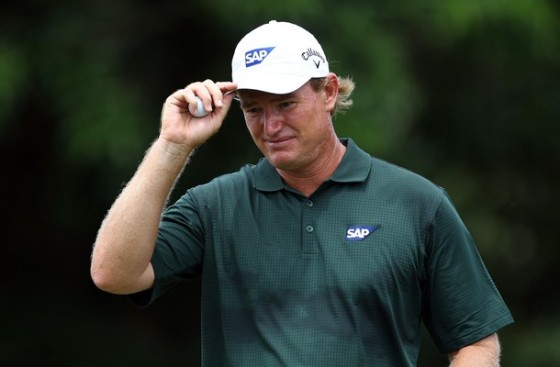 Ernie Els saluda a los aficionados sudafricanos tras imponerse en el Open de Sudáfrica.