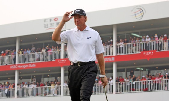 Ernie Els saluda al público de Shanghai el domingo tras su última vuelta en el HSBC.