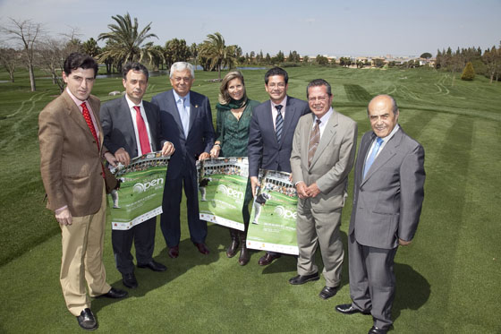 En la foto, de izquierda a derecha, Santiago Padilla, gerente de la Asociación de Hoteles de Sevilla y Provincia. Francisco Obregón, delegado de la Consejería de Turismo, Comercio y Deporte en Sevilla. Francisco Herrero, presidente de la Cámara de Comercio, Industria y Navegación. Claudia Hernández, directora gerente del RCG de Sevilla. Rafael Domínguez, presidente del RCGS. Antonio Galadí, presidente de la Confederación de Empresarios de Sevilla. Juan Robles, presidente de la Asociación Patronal de Hostelería.