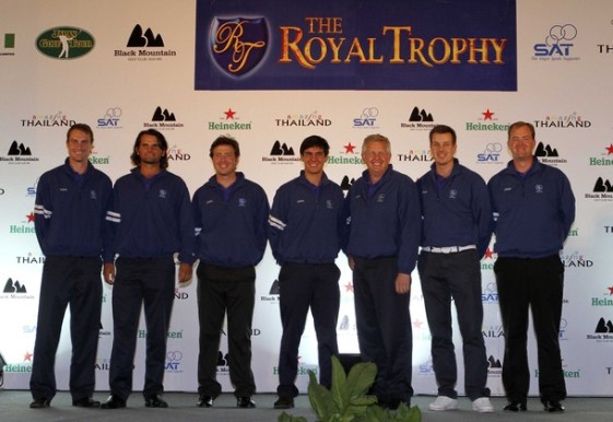 El equipo europeo, con la ausencia de Andersson Hed que aún no había llegado, posa para los medios hoy durante la presentación del torneo que ha tenido lugar en Bangkok. De izda. a dcha.: Rhys Davies, Johan Edfors, Pablo Martín, Matteo Manassero, Colin Montgomerie, Henrik Stenson y Peter Hanson.