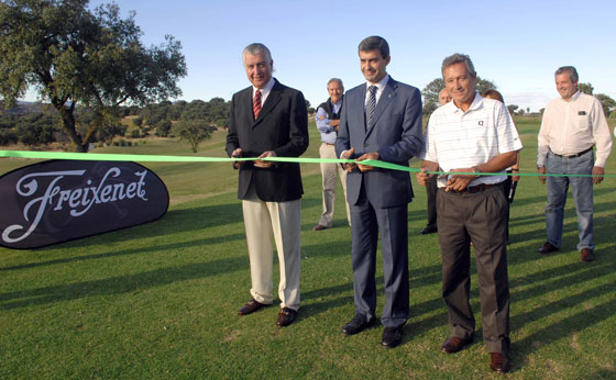 Enrique Hevia, Álvaro Gutiérez y Manolo Piñero cortan la cinta durante la ceremonia de inauguración. Luis Corralo.