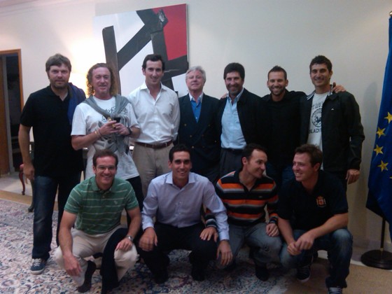 Los jugadores españoles posan con el embajador español en Qatar.