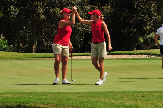 Ane Urchegui y Adriana Zwanck se felicitan durante la jornada de hoy en La Manga.