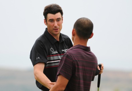 Fisher y Kim se dan la mano tras la victoria del inglés en el Mundial Match Play.