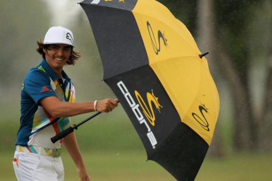 Fowler se protege de la lluvia y del viento durante la última ronda de prácticas de ayer en Doral.