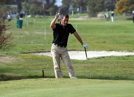 Gabriel Cañizares hace el gesto de ok justo antes de chipear en el green del hoyo 16.