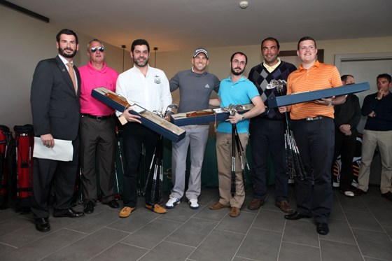 Los ganadores del II Pro-Am Port Aventura Golf posan junto a Sergio García, Johann Cruyff y Fabricio Llanza, Director Gerente de PortAventura Golf. Borja Luque.