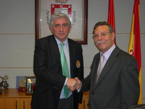 Gonzaga Escauriaza y el alcalde de Tres Cantos sellan el acuerdo por la Ryder 2018.