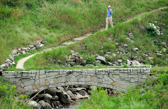 Gonzalo Fernández Castaño camino por el hoyo 18 de Whistling Straits.