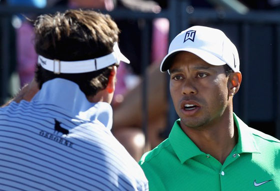 Gonzalo Fernández Castaño y Tiger Woods se saluda después del partido.