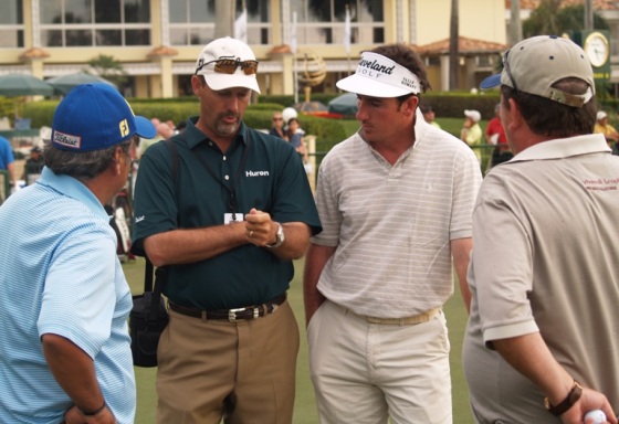 Gonzalo Fernández Castaño dialoga ayer con Stan Utley tras una jornada de trabajo en Doral. Ten-Golf.