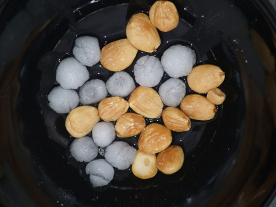 En la imagen se puede apreciar el tamaño de los granizos comparados con almendras.