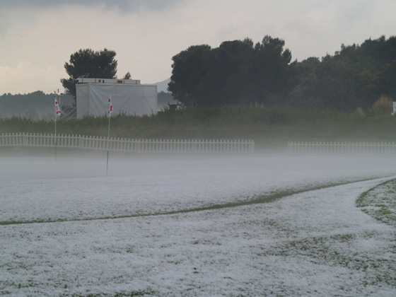 El granizo en El Prat ha dejado esta blanca estampa