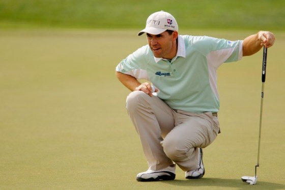 Harrington estudia un putt ayer durante su primera vuelta en Abu Dhabi.