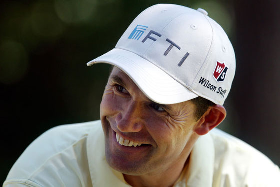 Padraig Harrington sonríe en el tee del 1 el domingo en el The Barclays.