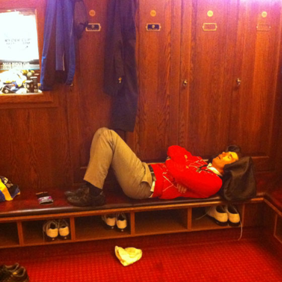 Harrington, en una imagen sacada del Twitter de Poulter, duerme en el vestuario.