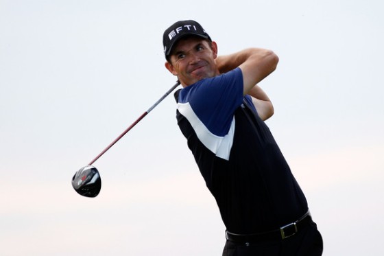 Padraig Harrington mira fijamente su bola durante una ronda en el PGA Championship.