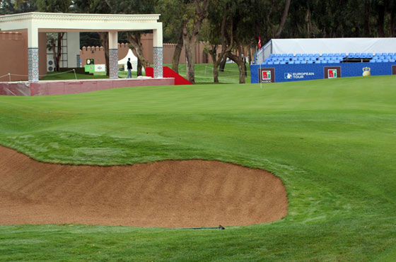 Vista del green del hoyo 18 del Golf du Palais Royal, con la grada y el escenario para la entrega de premios.