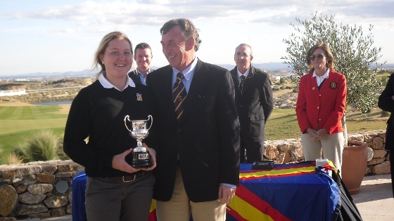 Camilla Hedberg recibe el trofeo como campeona en el I Puntuable Nacional.