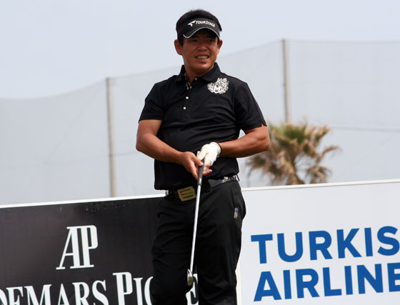 Tetsuji Hiratsuka mira su bola después de su golpe de salida en el hoyo 9.