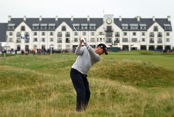 Michael Hoey se dispone a pegar su golpe en Carnoustie con la casa club al fondo.