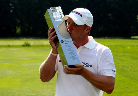 David Horsey
besa el trofeo de campeón del BMW International.