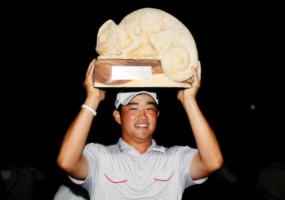 John Huh posa con el trofeo conquistado en el Mayakoba Golf Classic.