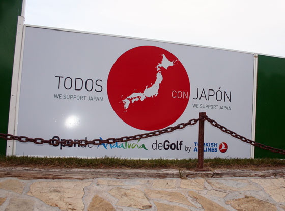 Uno de los carteles de apoyo a Japón que están repartidos por el campo.