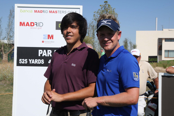 Javier Ballesteros, hijo de Seve, y Luke Donald, posan en el tee del hoyo 1 de El Encín antes de empezar a jugar.