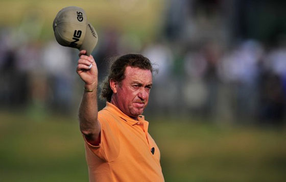 Miguel Ángel Jiménez saluda al público del hoyo 18 tras salvar un gran par.
