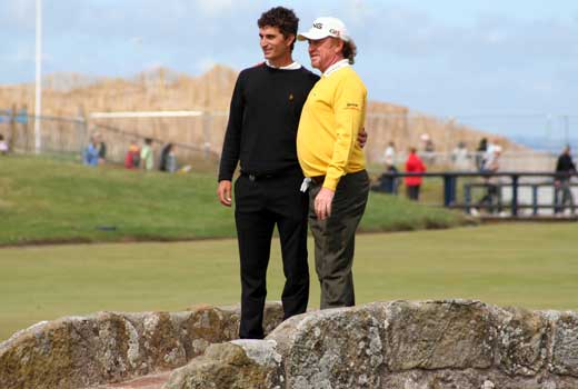 Alejandro Cañizares y Miguel Ángel Jiménez se hacen una foto para el recuerdo en el Swilcan bridge.