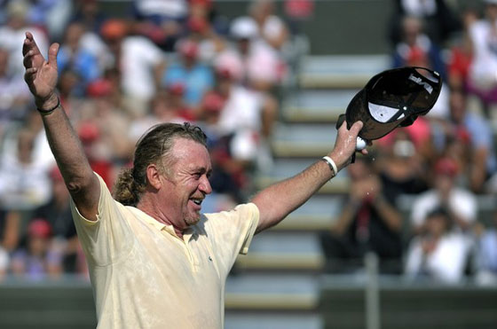 Miguel Ángel Jiménez alza los brazos celebrando su triunfo en Suiza.