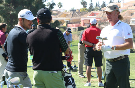 Javier Colomo, Andrés Jiménez y Miguel Ángel Jiménez en el campo de prácticas de Aloha esta mañana.