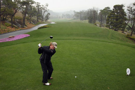 Miguel Ángel Jiménez ha salido abrigado a jugar el Pro-Am hoy en Corea.