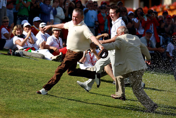 Miguel Ángel Jiménez huye del champán que portaba Pablo Larrazábal y de Ángel Gallardo y Pablo Martín, durante la celebración de su victoria en Suiza.